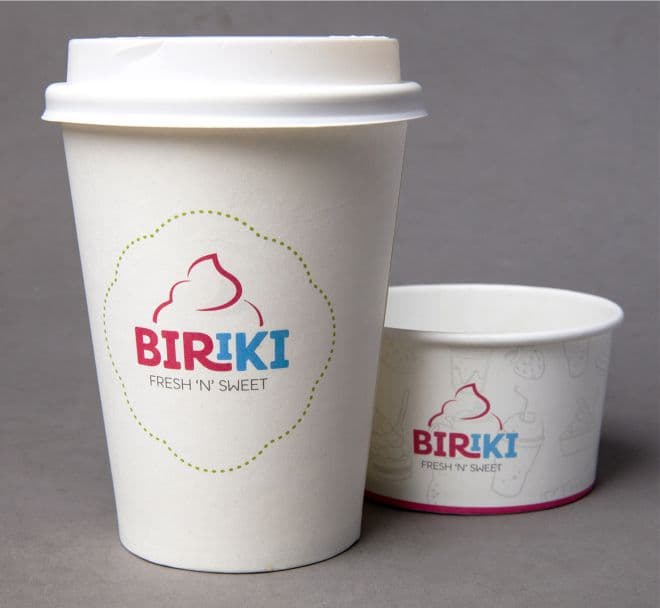 Белый бумажный стакан и ёмкость для мороженого с логотипами Biriki на сером фоне