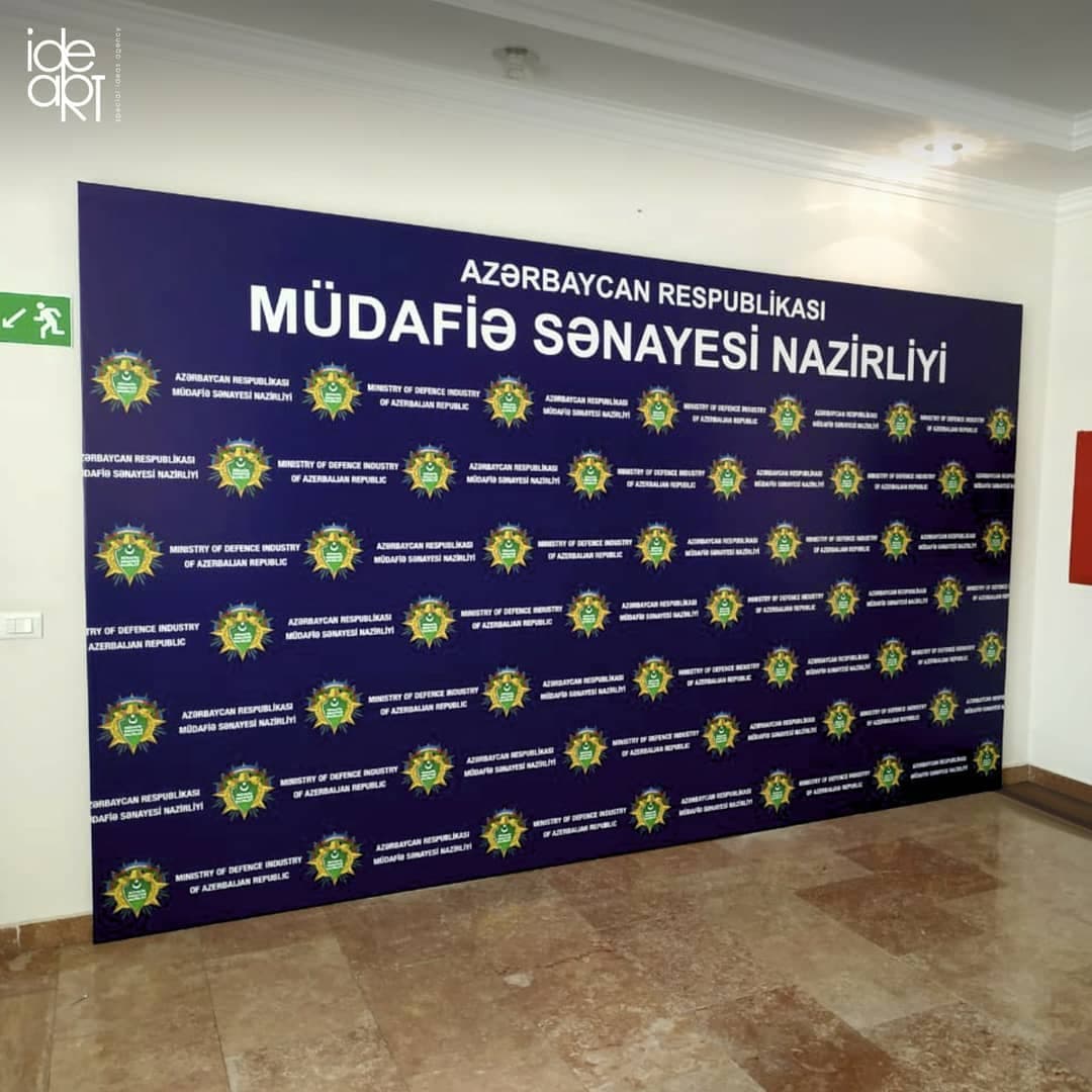 Müdafiə Sənayesi Nazirliyinin adı və təkrarlanan emblemləri olan göy brendvolun yandan görünüşü
