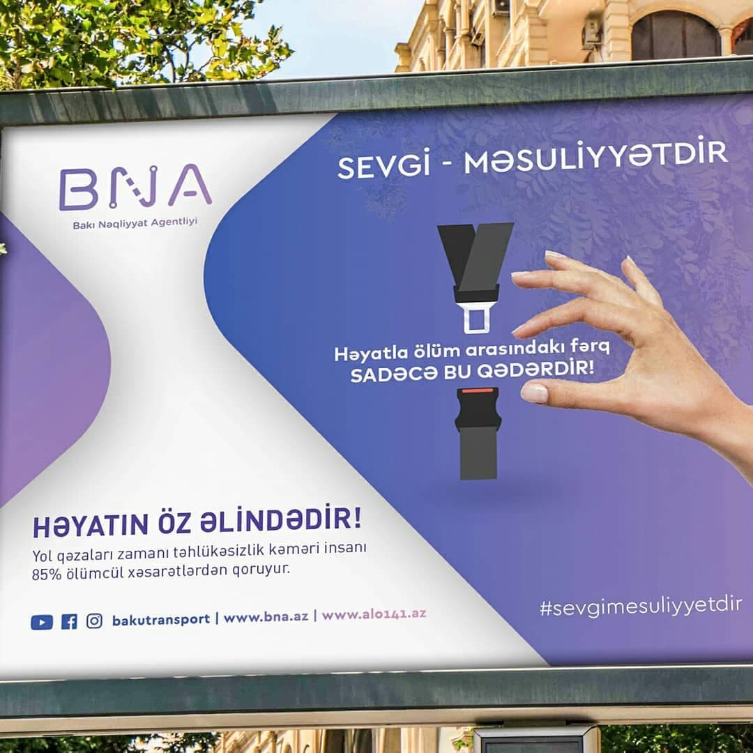 BNA-nın təhlükəsizlik kəməri və əl təsvirli bənövşəyi bilbordu