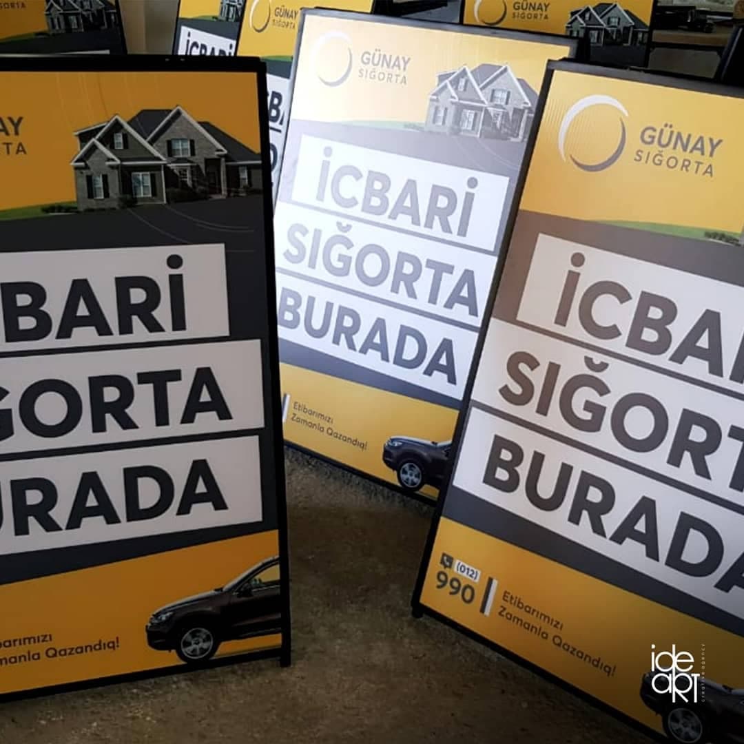 Günay Sığorta üçün icbari sığorta reklamı olan qatlanan lövhələr.
