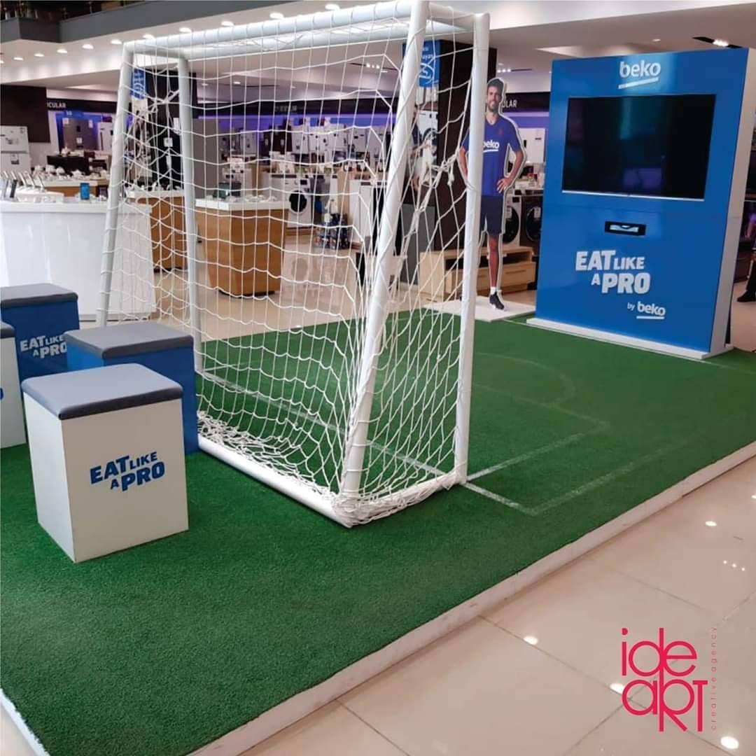 Süni ot örtüyündə futbol qapısı, Beko ekran stendi və loqolu oturacaqlar.